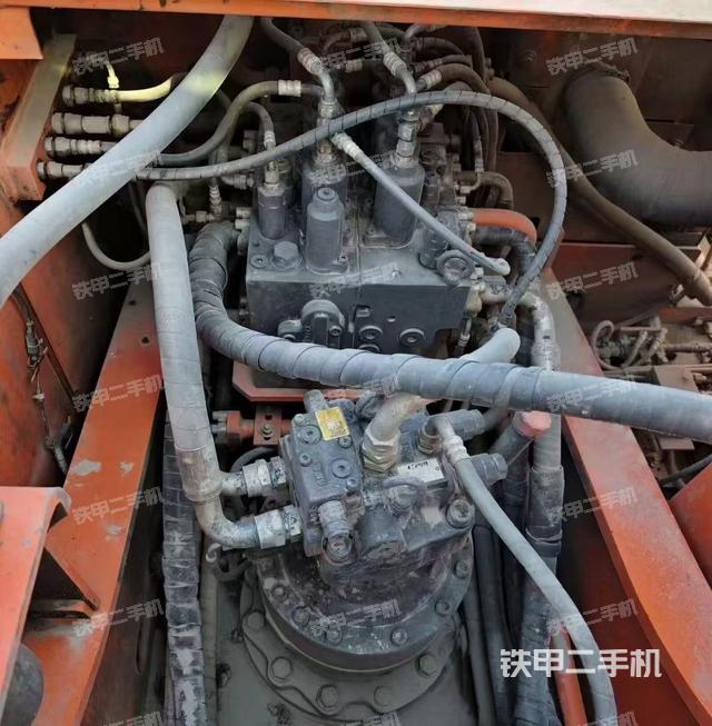 回转马达和主控阀（整机外观）