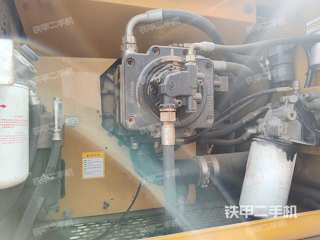 液壓泵艙室正面整體(整機(jī)外觀) 液壓泵艙室正面整體(整機(jī)外觀)