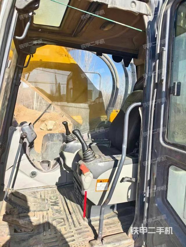 駕駛室整體(整機(jī)外觀) 駕駛室整體(整機(jī)外觀)