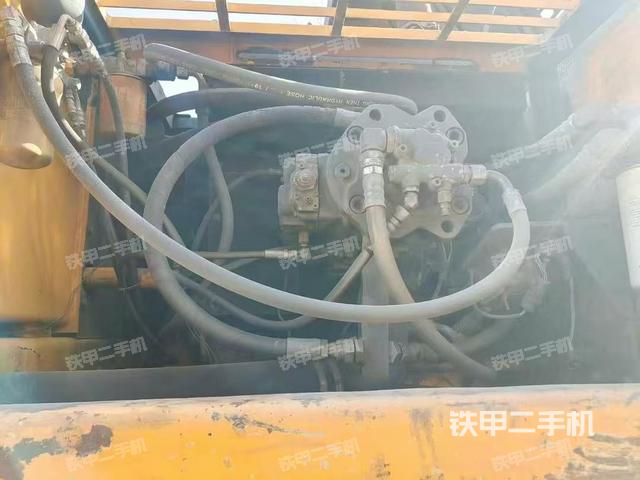 液压泵舱室正面整体（整机外观）