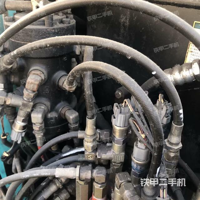 回轉(zhuǎn)馬達和主控閥(整機外觀) 回轉(zhuǎn)馬達和主控閥(整機外觀)