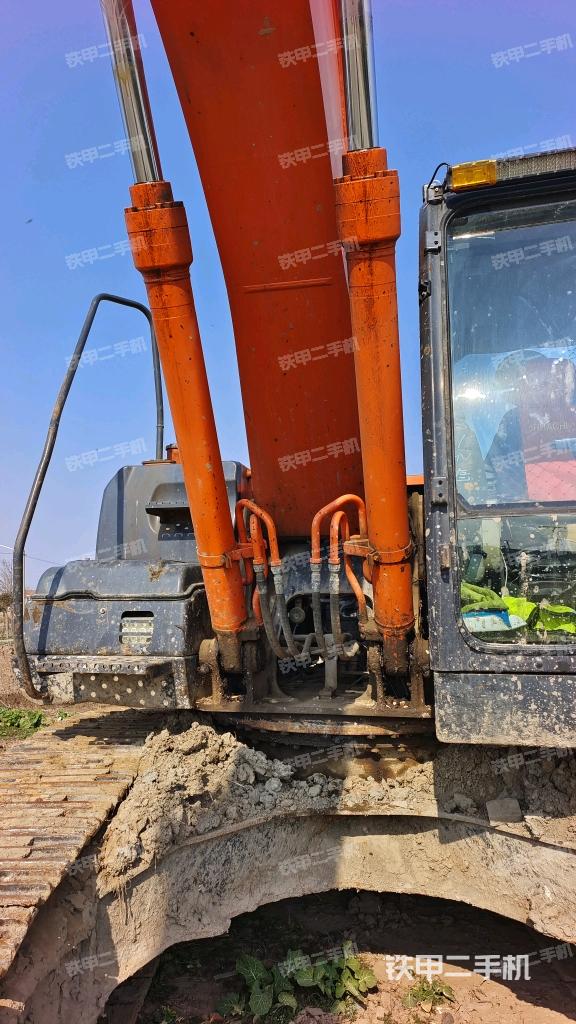 大臂油缸整体 竖拍（工作和回转装置）