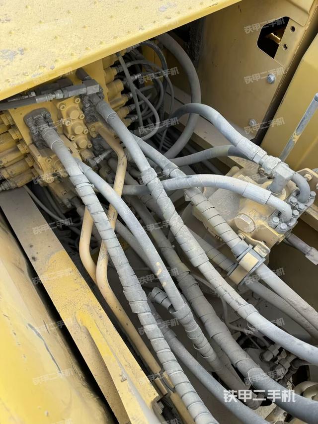 回轉(zhuǎn)馬達(dá)和主控閥（整機(jī)外觀）