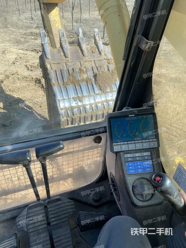 駕駛室整體(整機(jī)外觀) 駕駛室整體(整機(jī)外觀)