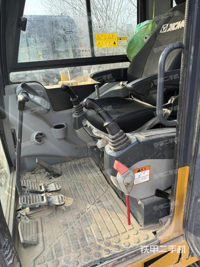 駕駛室整體(整機(jī)外觀) 駕駛室整體(整機(jī)外觀)