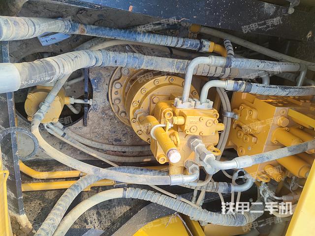 回转马达和主控阀（整机外观）