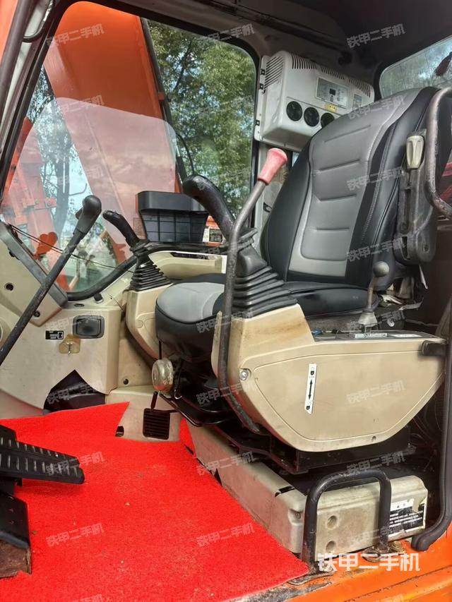 駕駛室整體(整機(jī)外觀) 駕駛室整體(整機(jī)外觀)