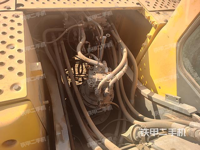 回轉(zhuǎn)馬達(dá)和主控閥（整機(jī)外觀）