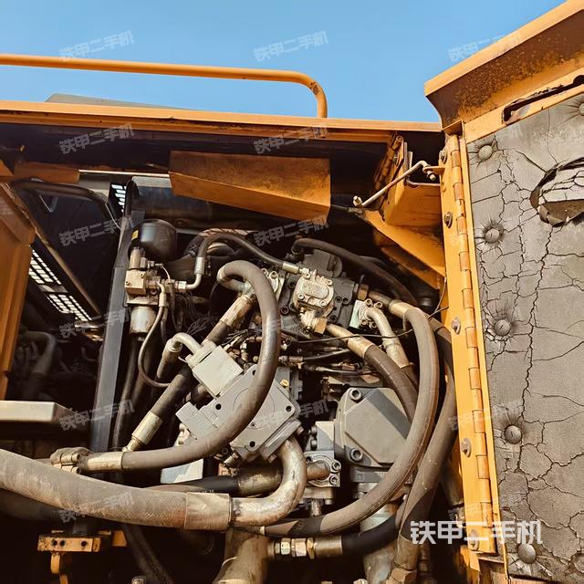 液壓泵艙室正面整體(整機(jī)外觀) 液壓泵艙室正面整體(整機(jī)外觀)
