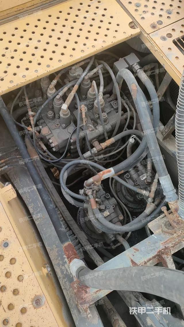 回转马达和主控阀（整机外观）