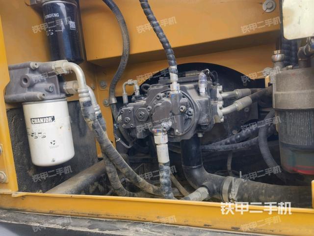 液壓泵艙室正面整體（整機外觀）