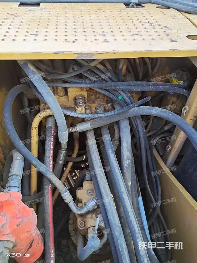 回转马达和主控阀（整机外观）