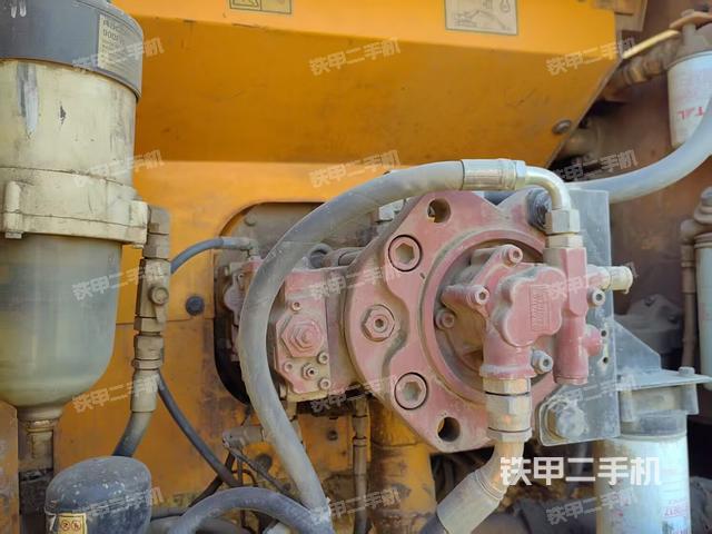 液壓泵艙室正面整體（整機外觀）