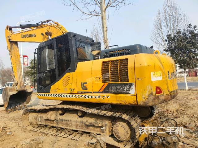 單側(cè)履帶整體(整機(jī)外觀) 單側(cè)履帶整體(整機(jī)外觀)