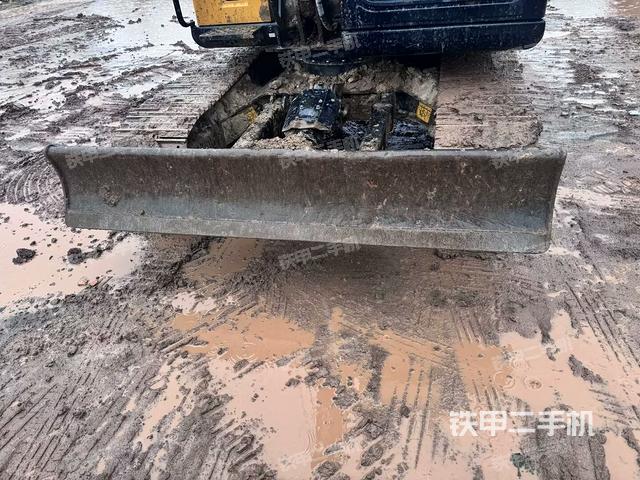 轉(zhuǎn)盤和下車架正前（工作和回轉(zhuǎn)裝置）