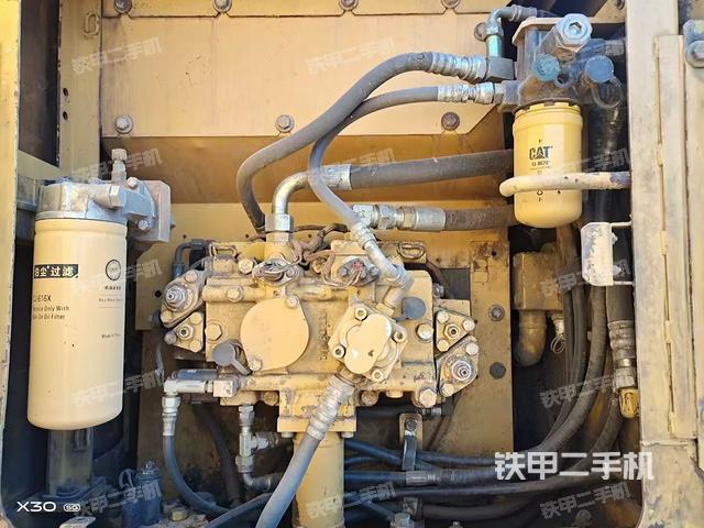 液压泵舱室正面整体（整机外观）