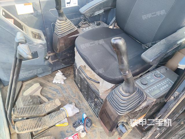 駕駛室整體（整機外觀）