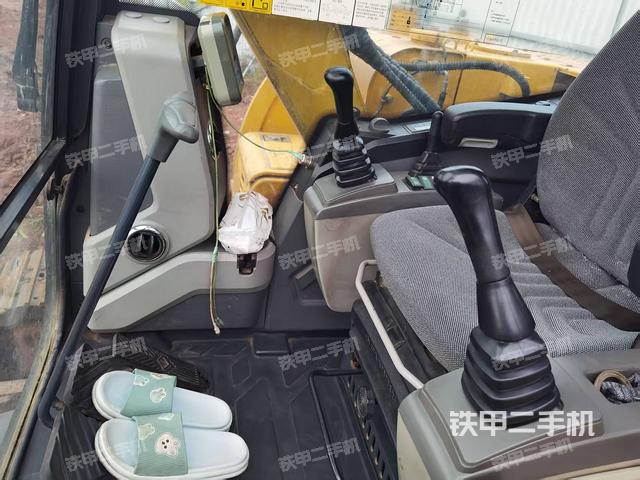 駕駛室整體(整機(jī)外觀) 駕駛室整體(整機(jī)外觀)