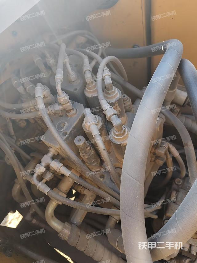 回转马达和主控阀（整机外观）