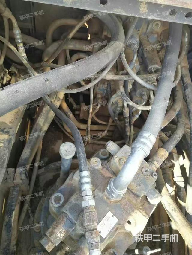 回轉(zhuǎn)馬達(dá)和主控閥(整機(jī)外觀) 回轉(zhuǎn)馬達(dá)和主控閥(整機(jī)外觀)