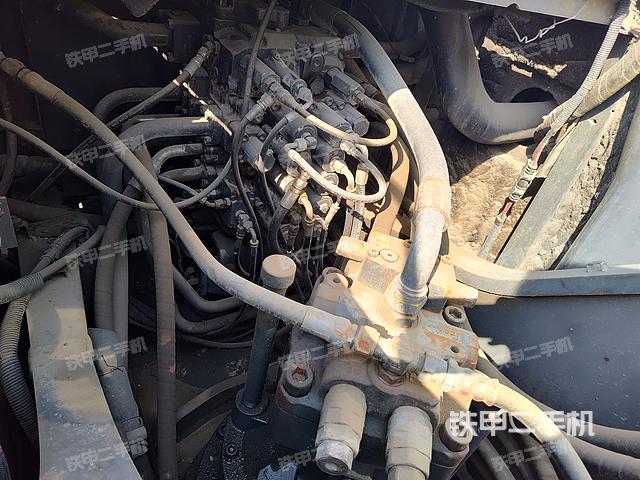 回轉(zhuǎn)馬達(dá)和主控閥（整機(jī)外觀）