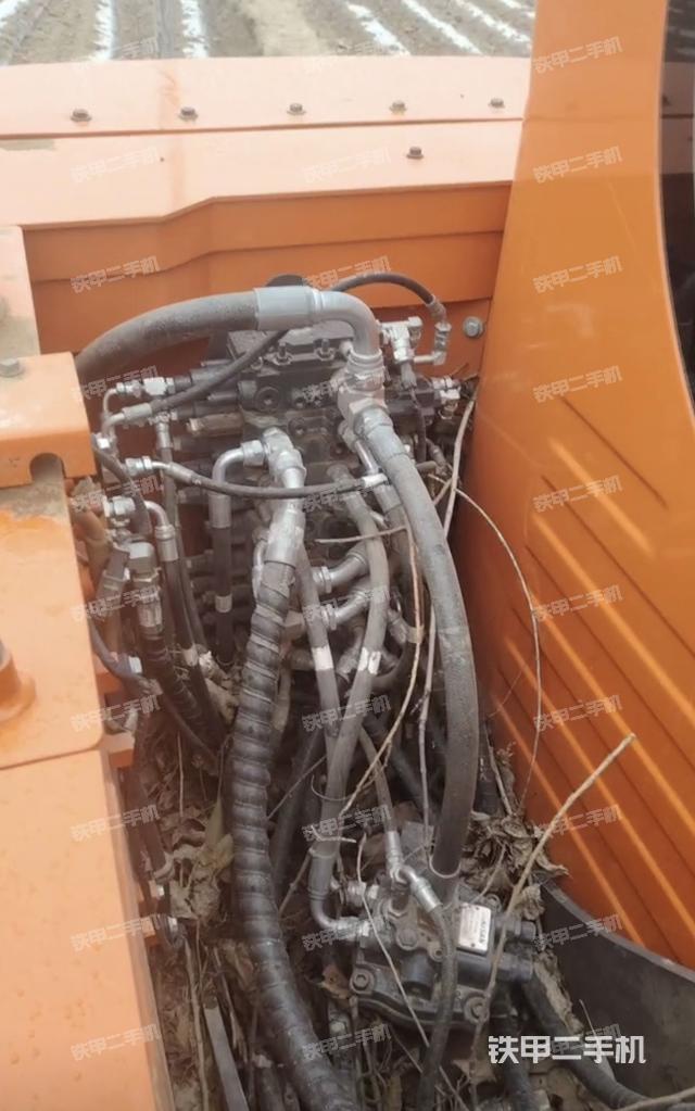 回轉(zhuǎn)馬達和主控閥(整機外觀) 回轉(zhuǎn)馬達和主控閥(整機外觀)