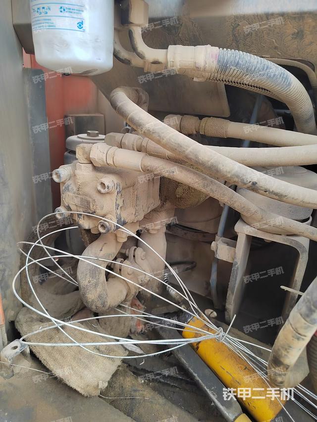液壓泵艙室正面整體(整機(jī)外觀) 液壓泵艙室正面整體(整機(jī)外觀)