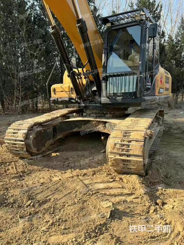 單側(cè)履帶整體(整機(jī)外觀) 單側(cè)履帶整體(整機(jī)外觀)