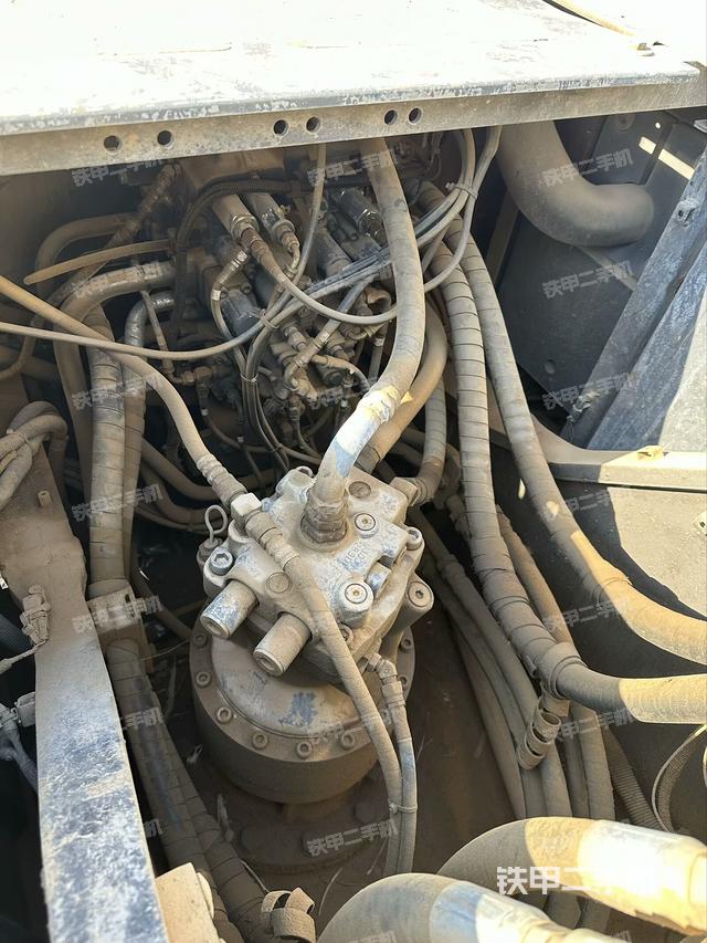 回轉(zhuǎn)馬達(dá)和主控閥(整機(jī)外觀) 回轉(zhuǎn)馬達(dá)和主控閥(整機(jī)外觀)