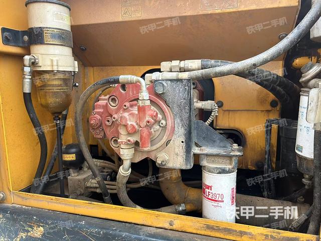 液壓泵艙室正面整體(整機(jī)外觀) 液壓泵艙室正面整體(整機(jī)外觀)