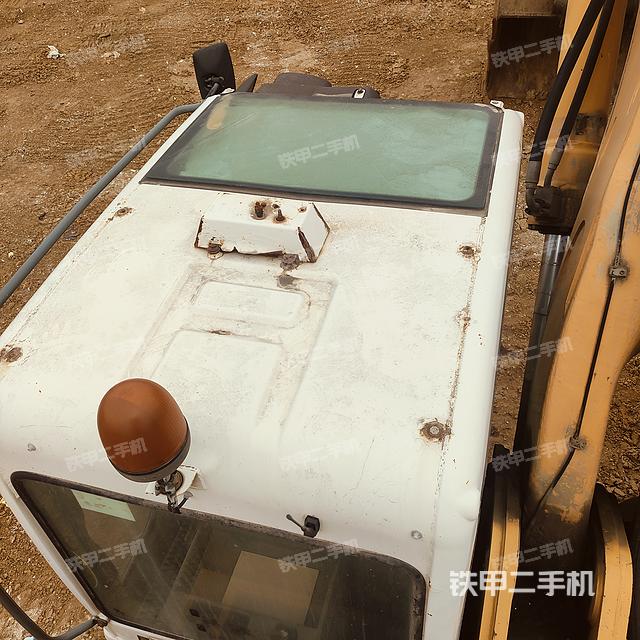 駕駛室頂部(整機(jī)外觀) 駕駛室頂部(整機(jī)外觀)