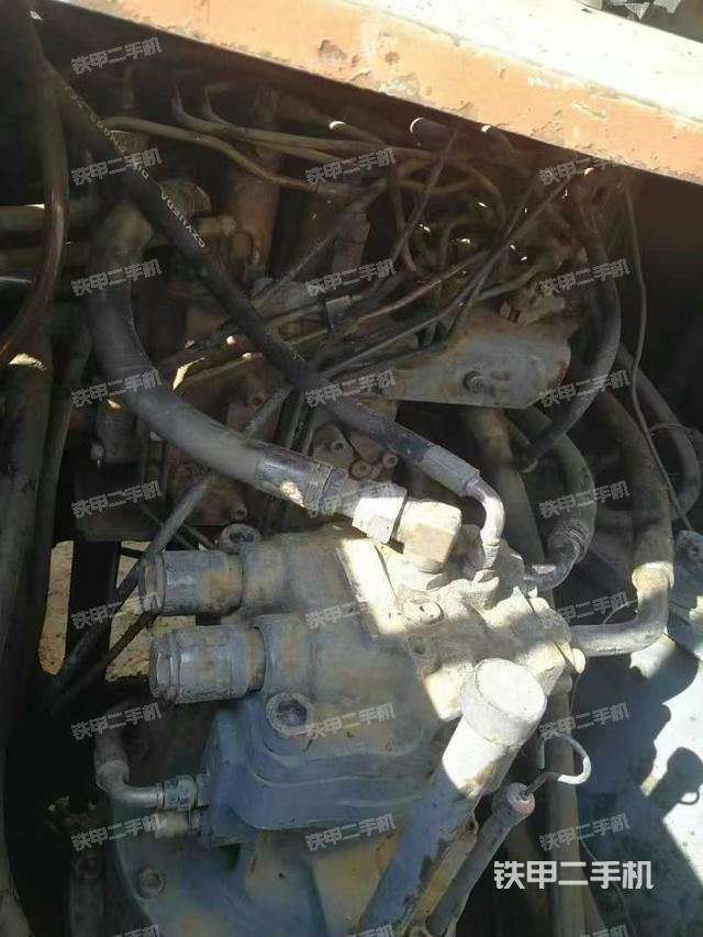 回轉(zhuǎn)馬達(dá)和主控閥（整機(jī)外觀）