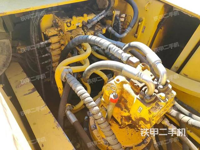 回轉(zhuǎn)馬達(dá)和主控閥（整機(jī)外觀）