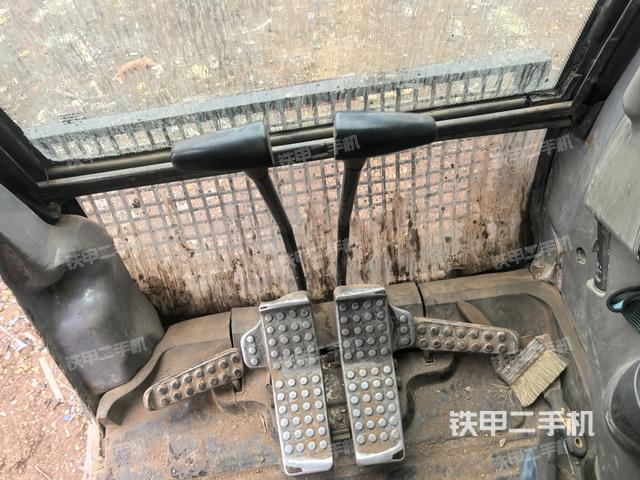 行走控制手柄和踏板?俯拍(駕駛室部分) 行走控制手柄和踏板?俯拍(駕駛室部分)