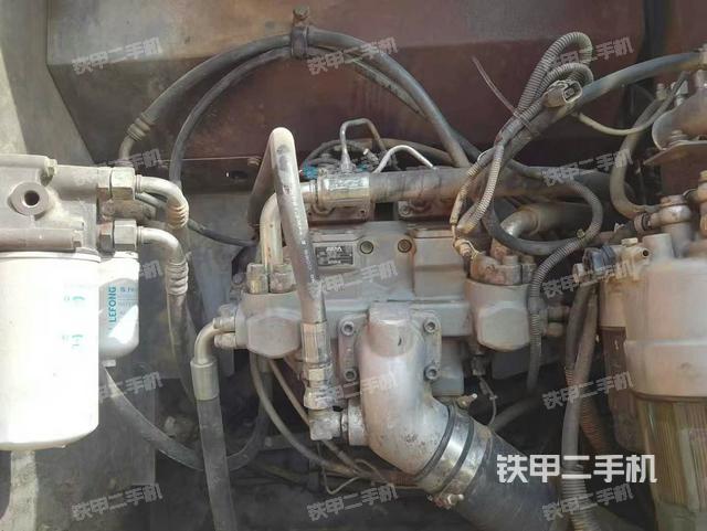 液压泵舱室正面整体（整机外观）