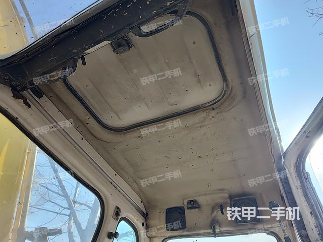 駕駛室頂部(整機(jī)外觀) 駕駛室頂部(整機(jī)外觀)