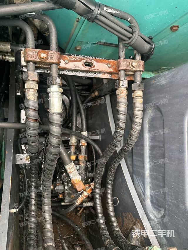 回转马达和主控阀（整机外观）