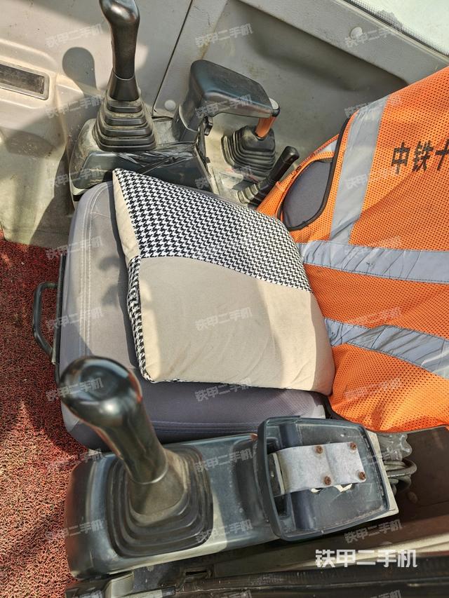 駕駛室整體(整機(jī)外觀) 駕駛室整體(整機(jī)外觀)