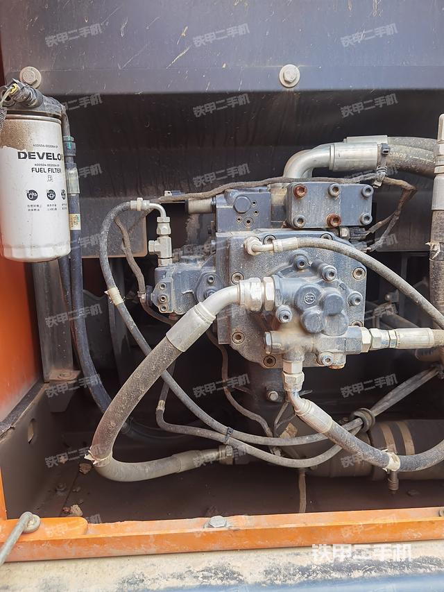 液压泵舱室正面整体（整机外观）