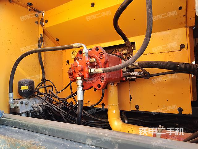 液压泵舱室正面整体（整机外观）