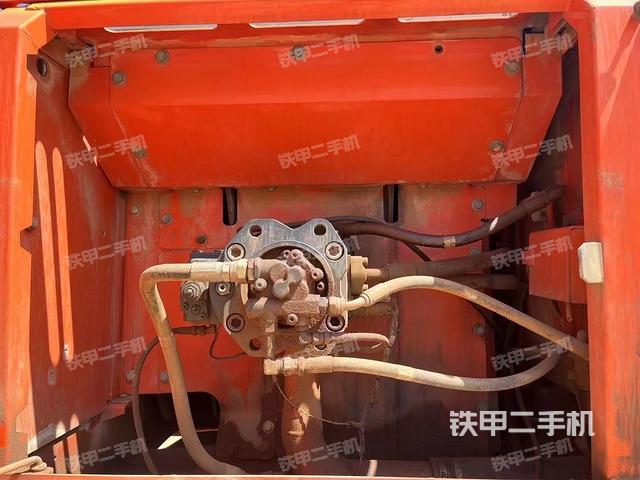 液压泵舱室正面整体（整机外观）