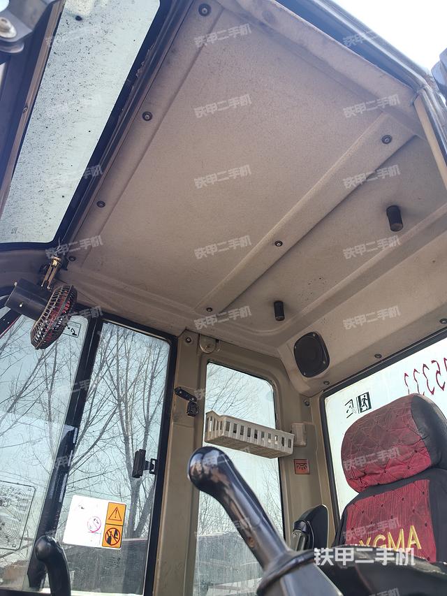 驾驶室顶部（整机外观）