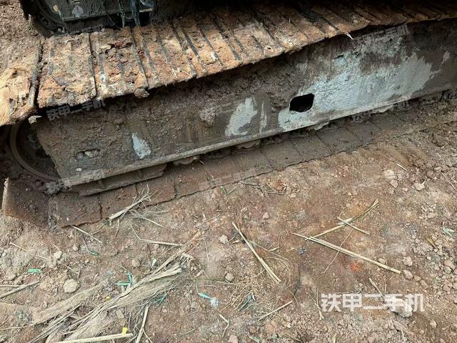 單側(cè)履帶整體(整機(jī)外觀) 單側(cè)履帶整體(整機(jī)外觀)