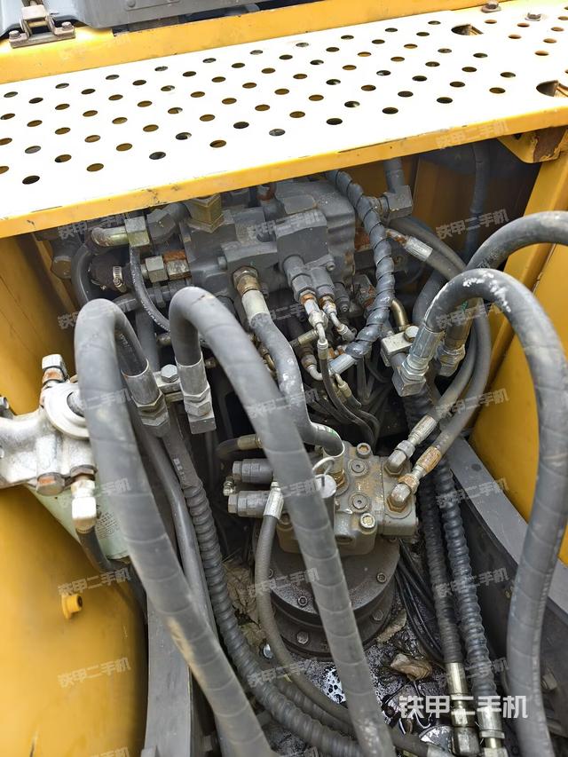 回转马达和主控阀（整机外观）