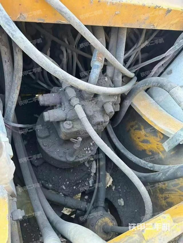 回转马达和主控阀（整机外观）