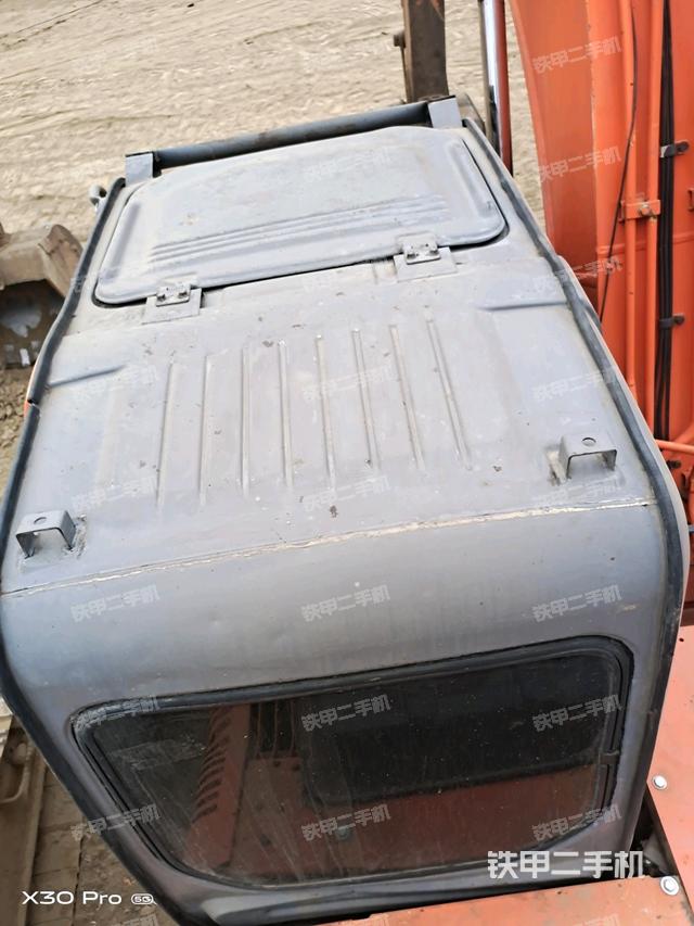 駕駛室頂部（整機外觀）