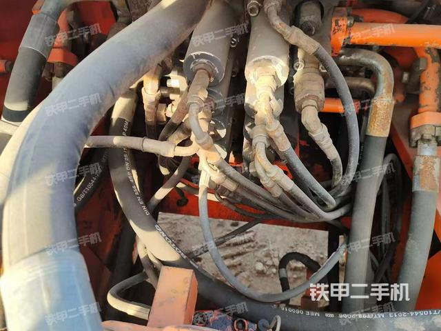 回转马达和主控阀（整机外观）