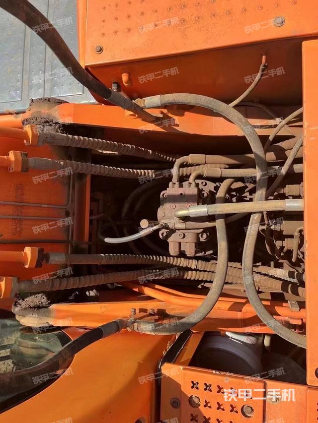 回转马达和主控阀（整机外观）