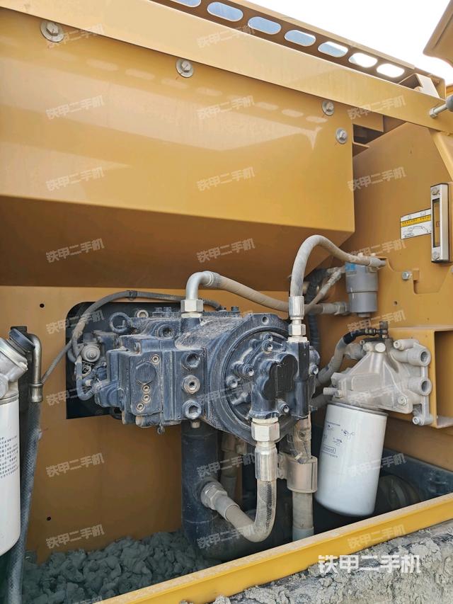 液壓泵艙室正面整體(整機(jī)外觀) 液壓泵艙室正面整體(整機(jī)外觀)
