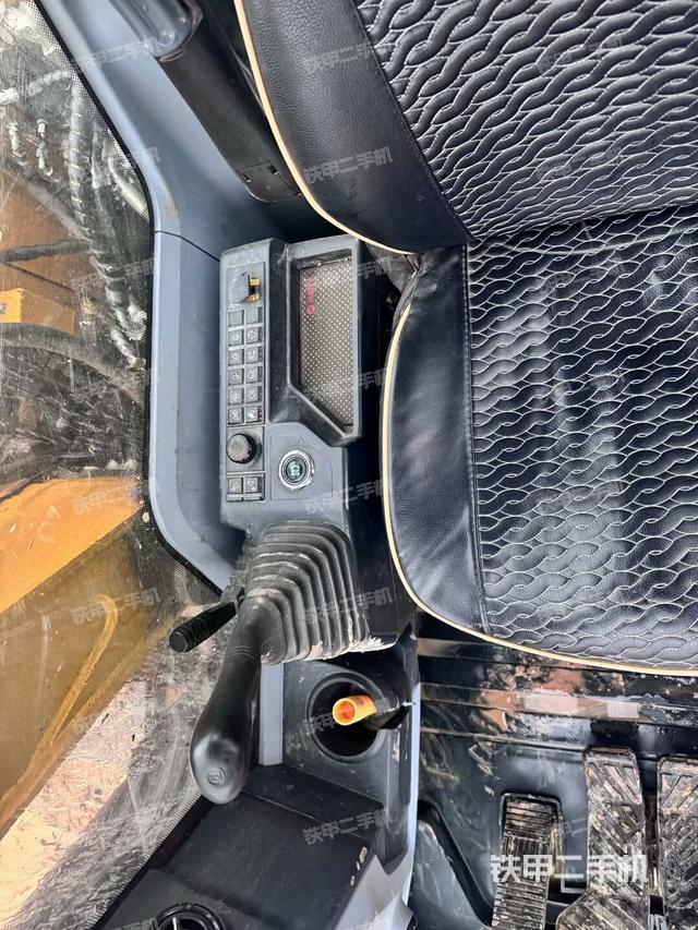 座椅右側(cè)控制臺/鑰匙門/油門/含右手柄（駕駛室部分）